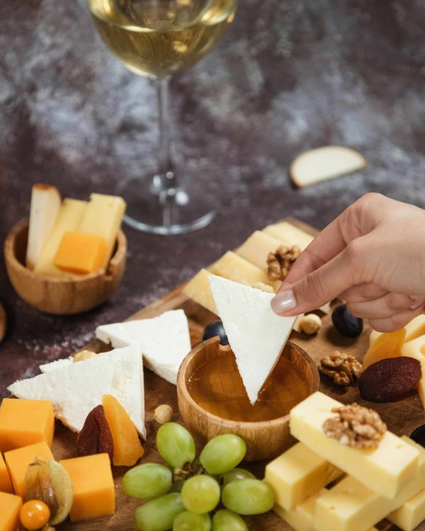 Comment structurer un menu de fromages affinés pour un bar à vins chic?